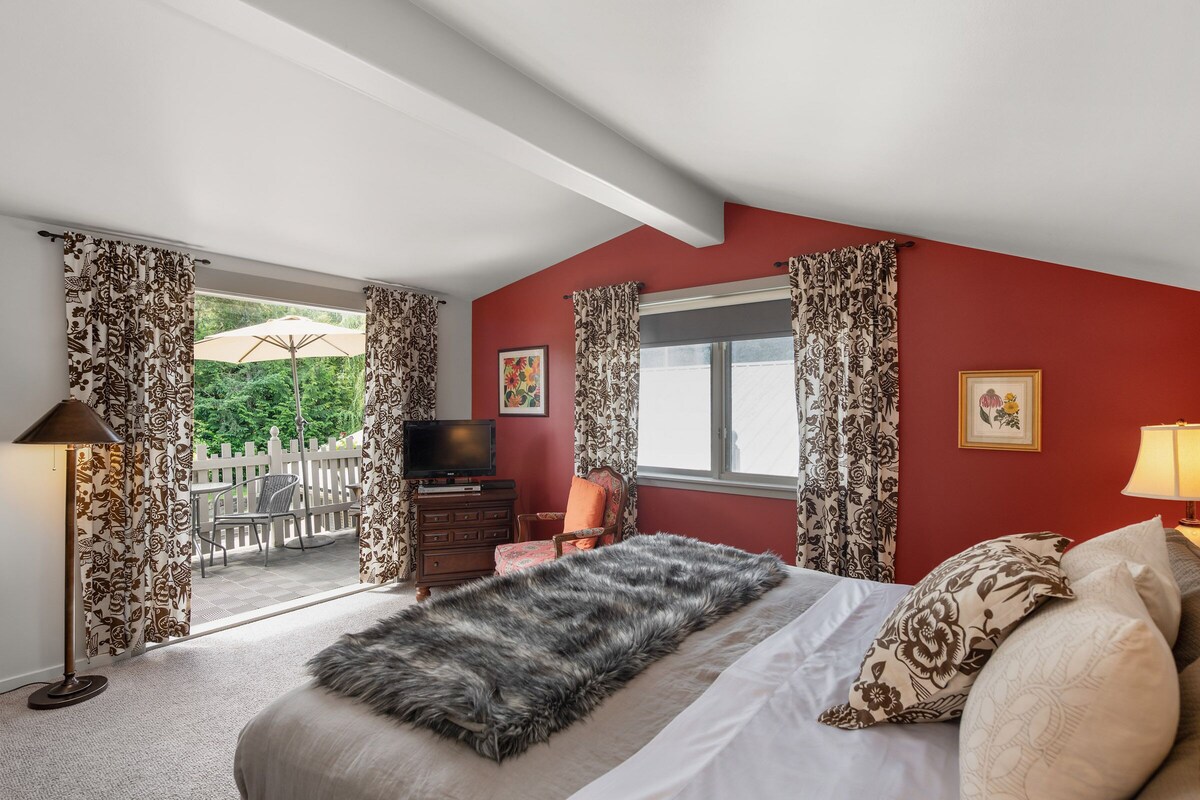 Deluxe Double Room, 1 King Bed, Mountain View, Garden Area | Premium bedding, down comforters, pillowtop beds, individually decorated