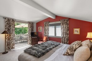 Deluxe Double Room, 1 King Bed, Mountain View, Garden Area - Hedgerow House B&B (Salt Spring Island)