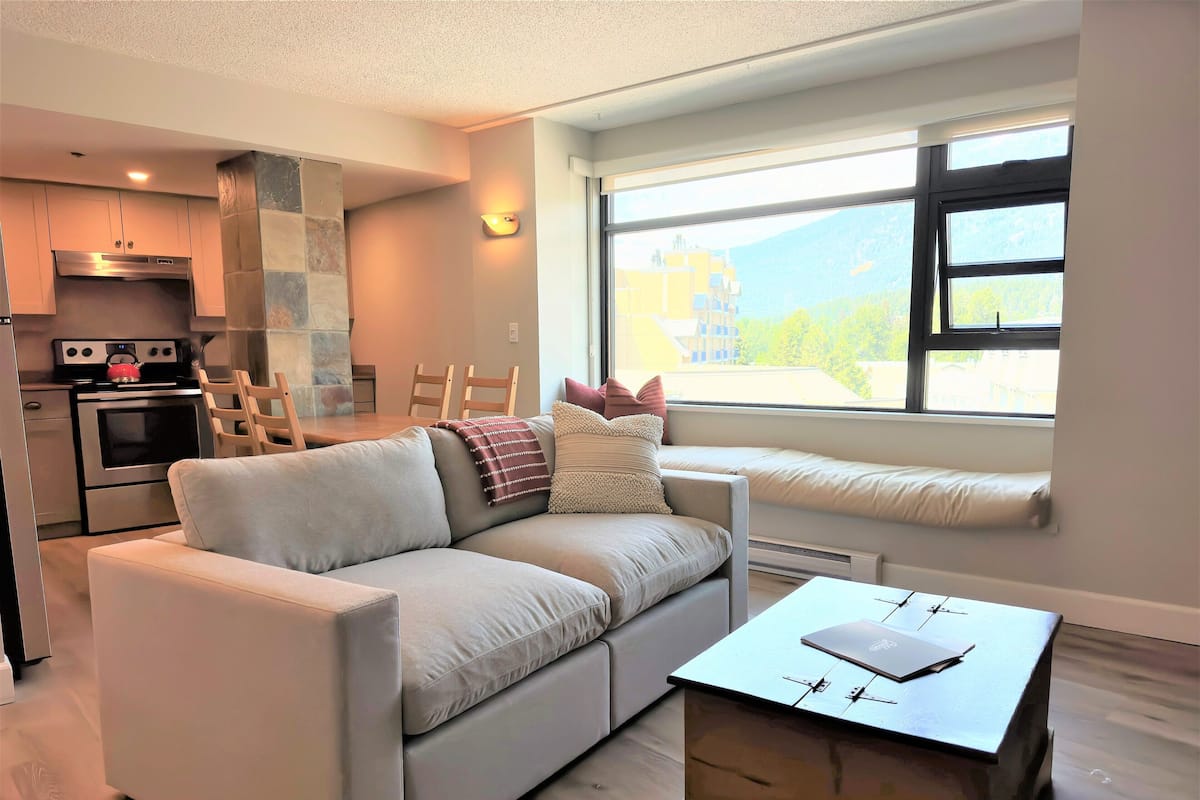 The Rainbow Suite | Living area