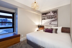 Condo Cao cấp, 4 phòng ngủ, quang cảnh núi, cạnh núi | 1 phòng ngủ, khu vực làm việc phù hợp cho laptop, màn/rèm cản sáng 