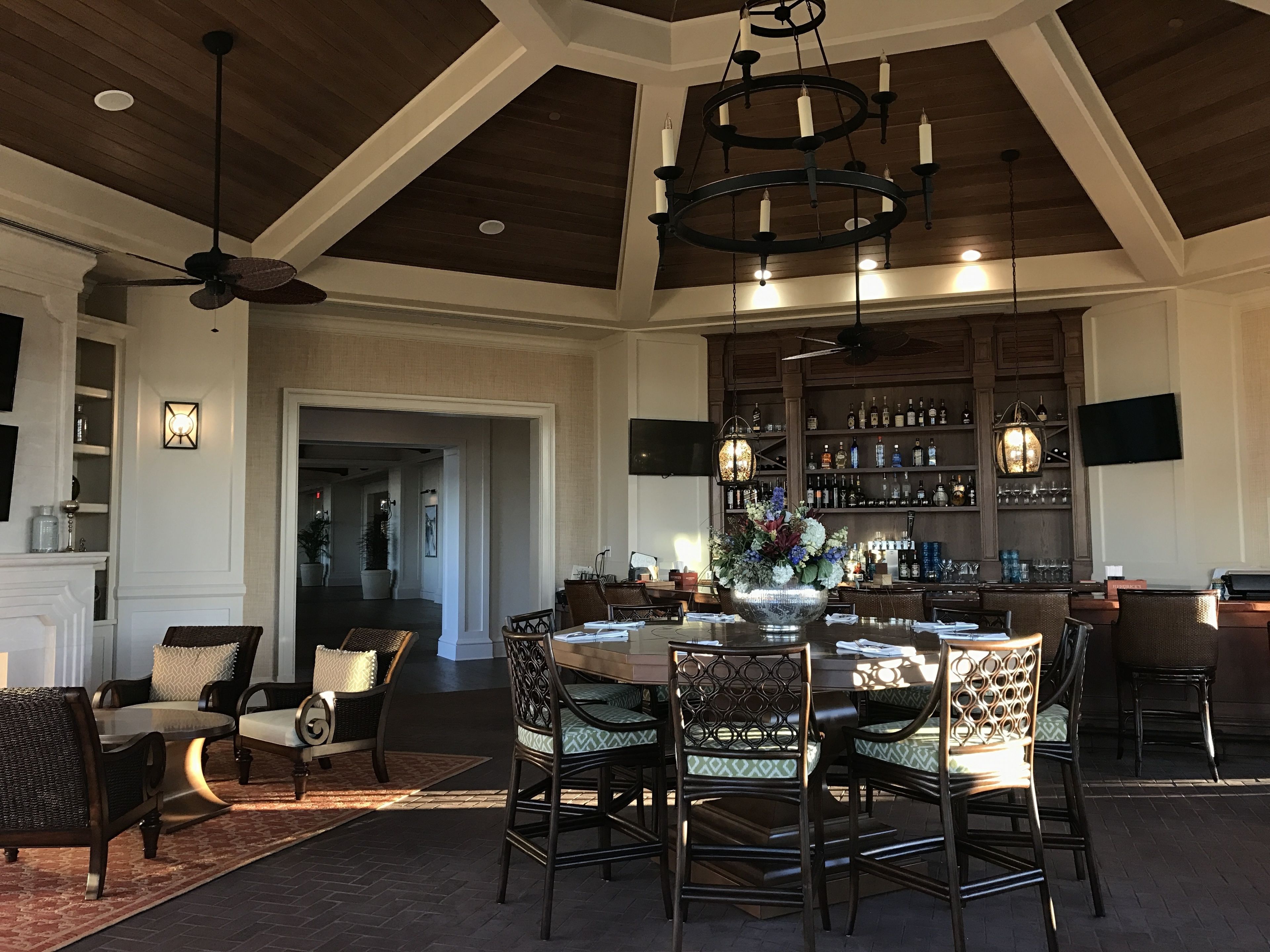 2 bars/lounges, poolside bar, beach bar