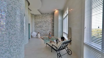 Espace de soins pour les couples, bain Ă remous, hammam, soins corporels