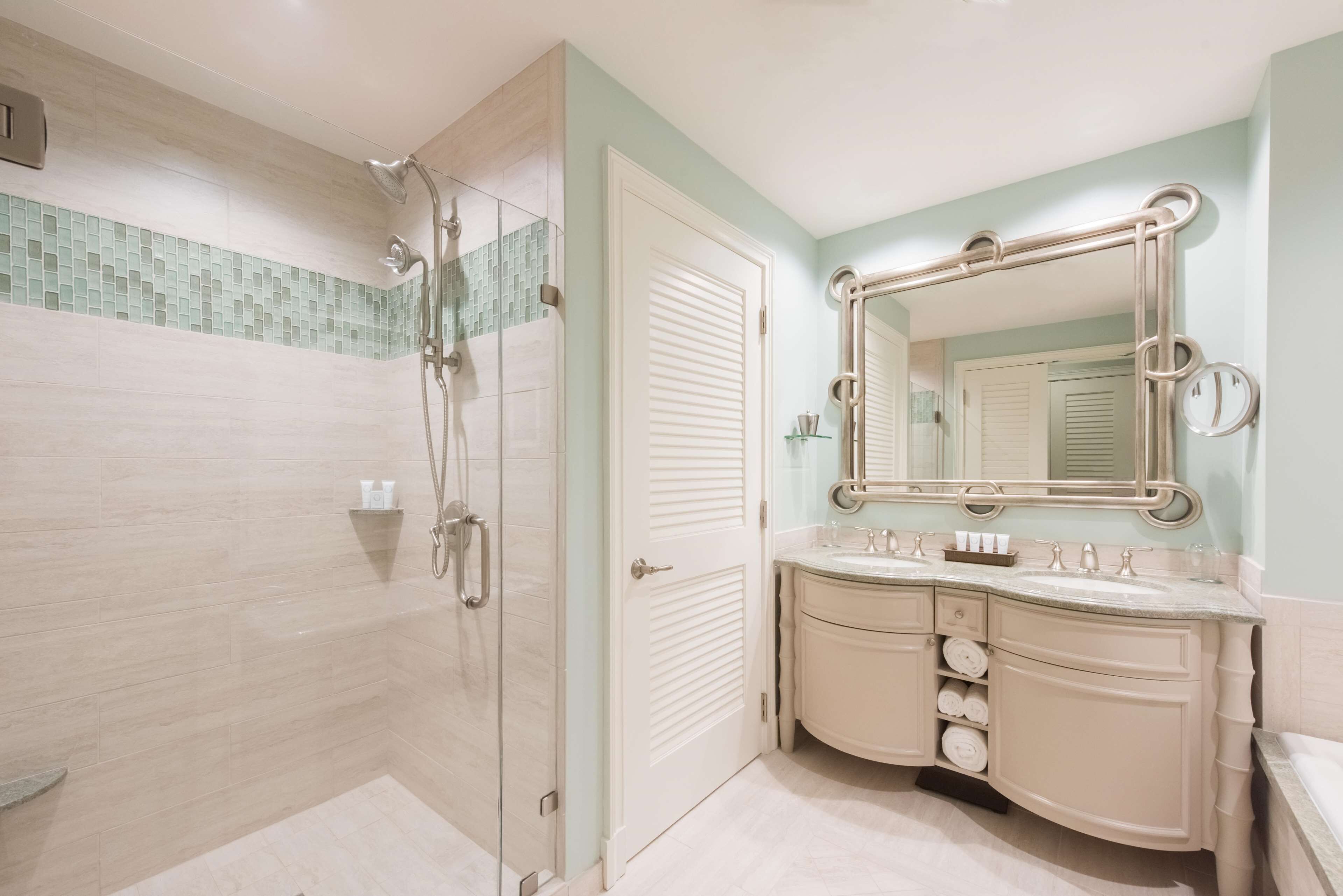Kamar mandi | Bathtub dan shower terpisah, bathtub besar,  dan pancuran hujan