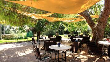 Petit déjeuner et dßner servis sur place