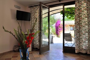 Suite junior, accesible para personas con discapacidad, vistas al jardín | Ropa de cama de alta calidad, edredones de plumas, minibar y caja fuerte