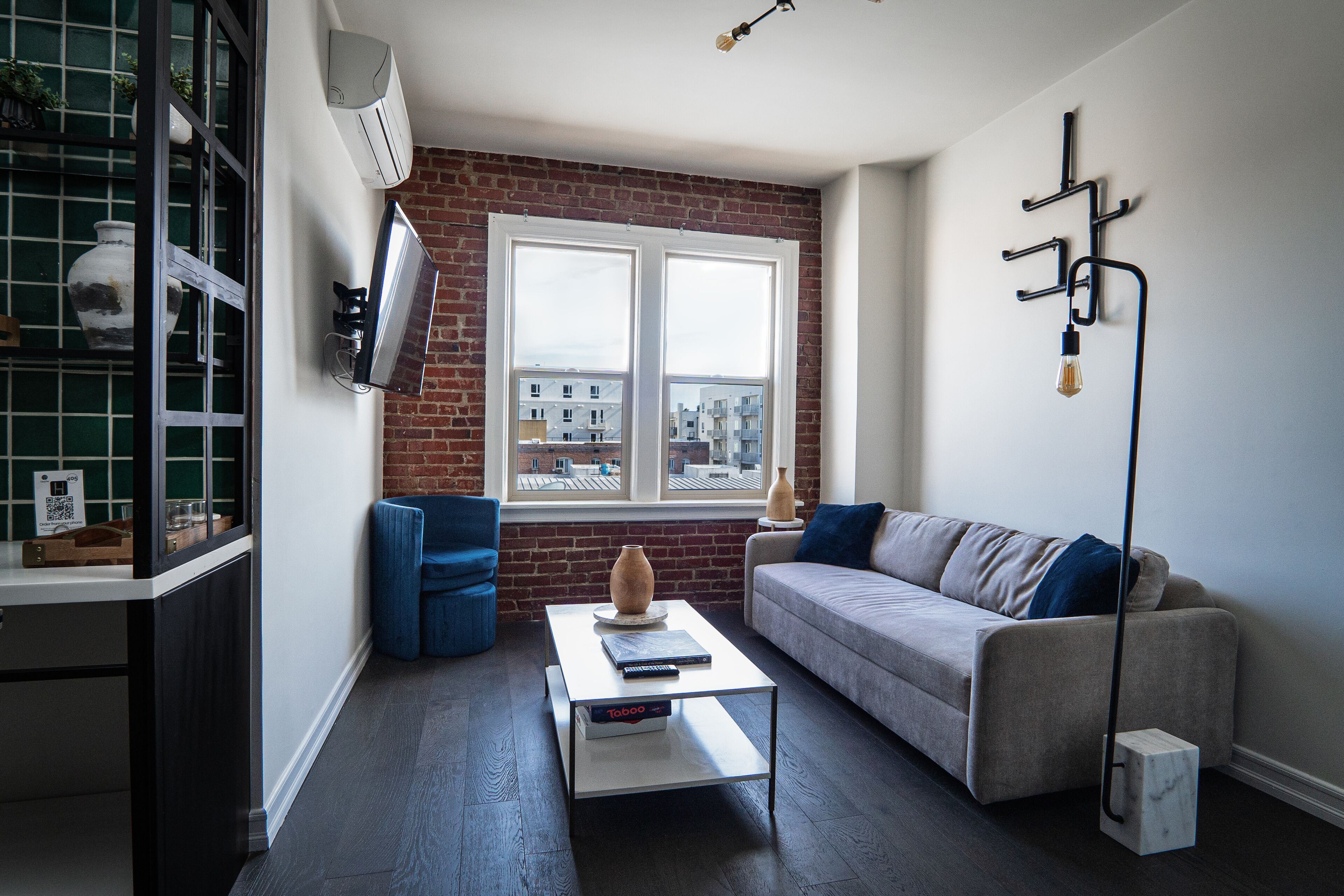 Deluxe Suite | Desk, iron/ironing board, free WiFi, bed sheets