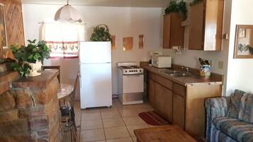 Full-size fridge, microwave, oven, stovetop