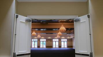 Vue du grand salon Gertrude C. Ford, avec son plafond haut et ses lustres.