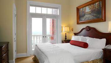 Suite, 1 King Bed, Non Smoking | Desk, blackout drapes, iron/ironing board, free WiFi