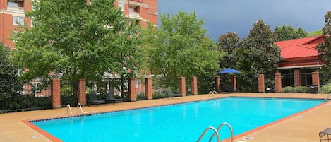 Una piscina al aire libre de temporada