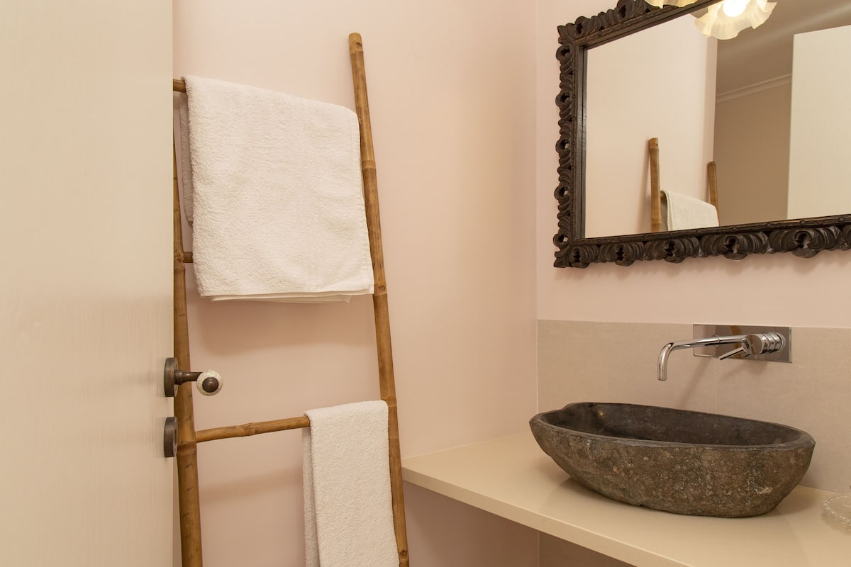 Habitación doble superior, hidromasaje | Baño | Regadera, regadera tipo lluvia, amenidades de baño ecológicas