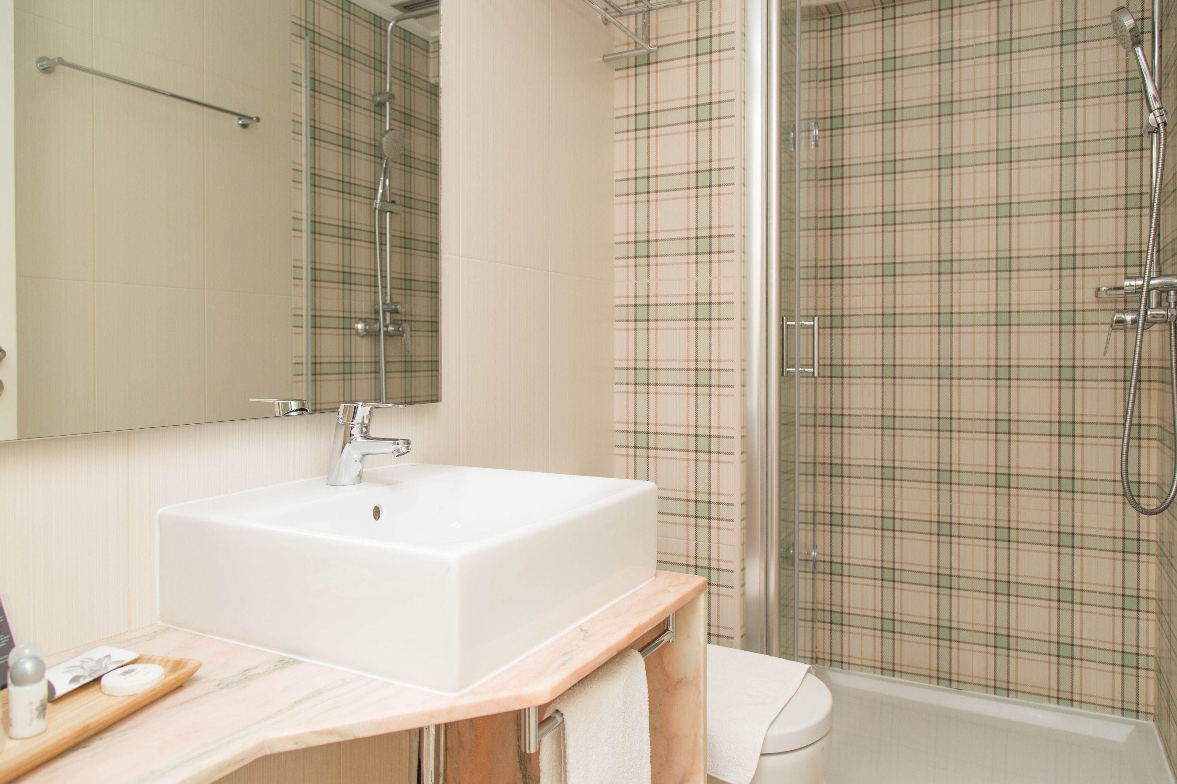 double or twin room (quadrados) | bathroom | shower, rainfall showerhead, eco-friendly toiletries, hair dryer