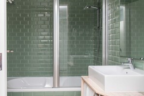Deluxe Double or Twin Room, Pool Access (Liberdade) | Bathroom - Aires da Serra Hotel (Torres Novas)