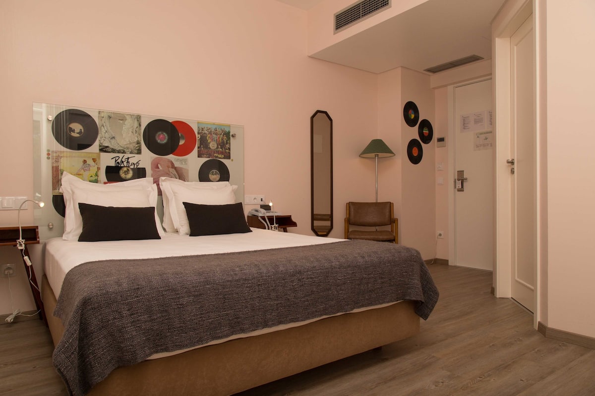 Double Room (Música) | Premium bedding, pillowtop beds, in-room safe, desk