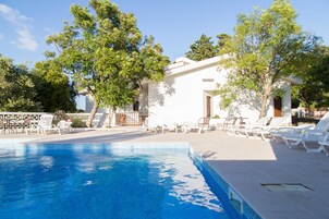 2 piscinas al aire libre, sombrillas, sillones reclinables de piscina