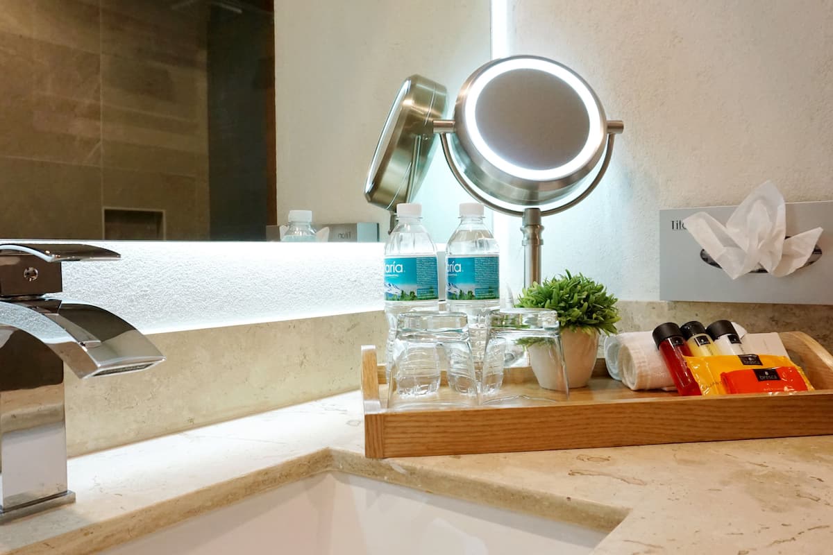 business room, 1 queen bed | bathroom | shower, rainfall showerhead, free toiletries, hair dryer