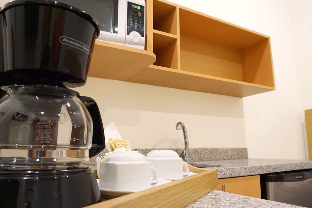 business room, 1 queen bed | private kitchen