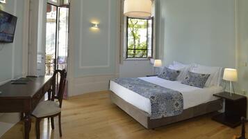 Suite familiar, balcón | Ropa de cama de alta calidad y camas con efecto memoria