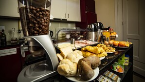 Un buffet proposant une variété d’aliments, notamment du pain, des pâtisseries et des fruits.