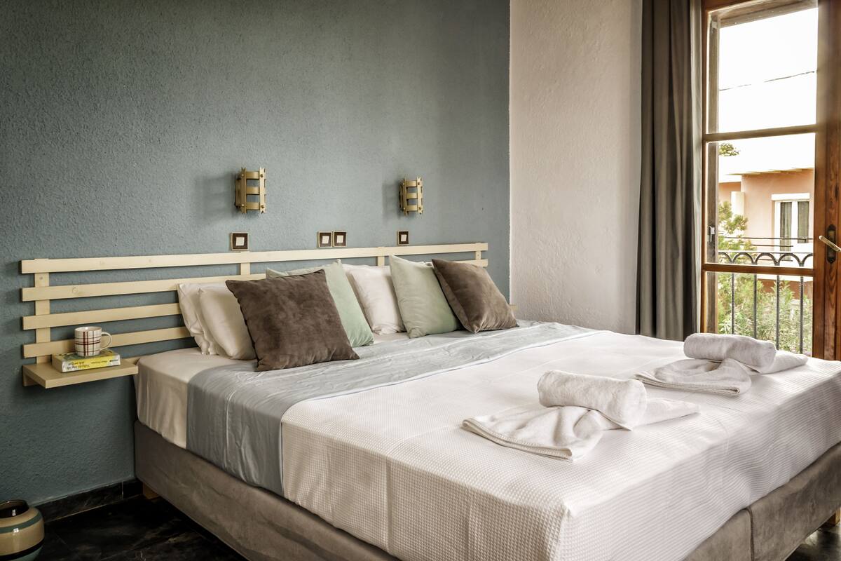 Tabla de planchar con plancha y cunas o camas infantiles (de pago)