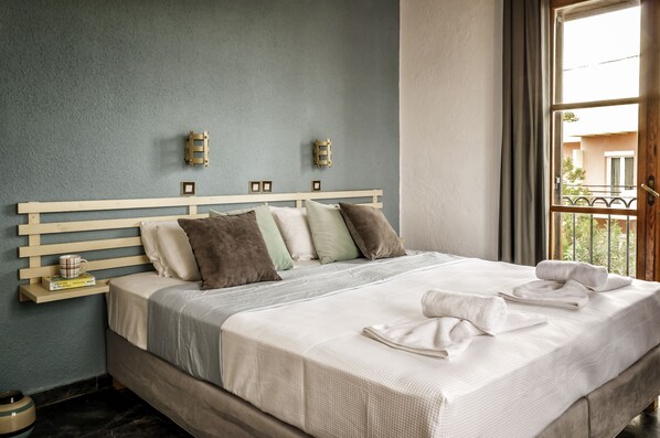 Tabla de planchar con plancha y cunas o camas infantiles (de pago)