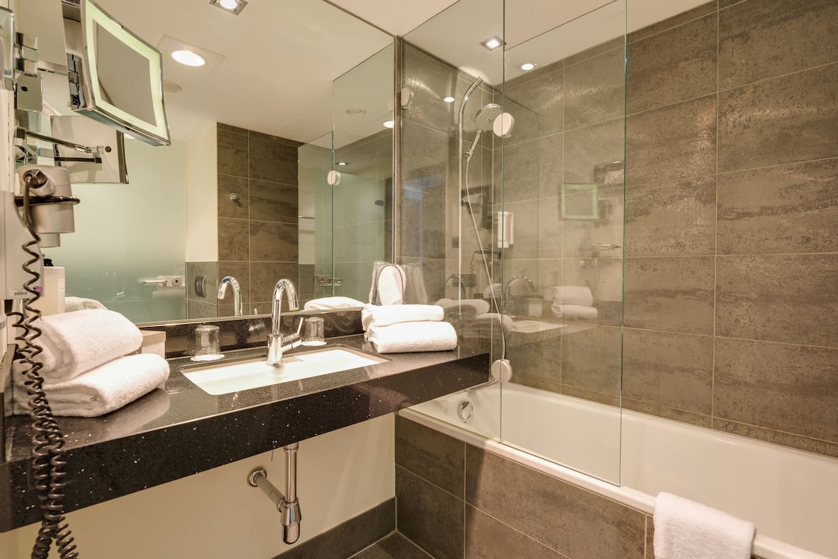 shower, rainfall showerhead, free toiletries, hair dryer