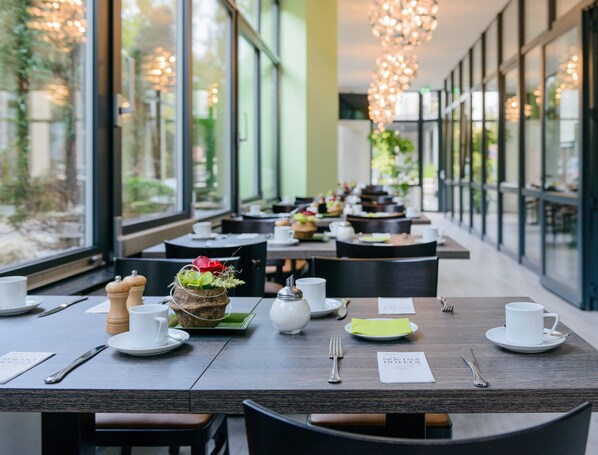 Café da manhã com buffet grátis todos os dias