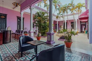 Superior tweepersoonskamer, 1 kingsize bed (Imperial) | Woonruimte | Een 32-inch flatscreentelevisie met satellietzenders en een televisie