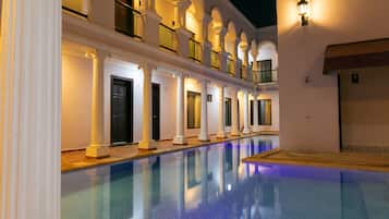 Alberca al aire libre y camastros