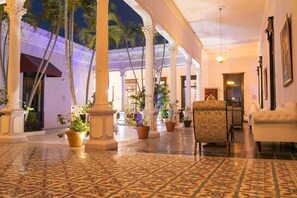 32-inch flat-screen TV with satellite channels, TV - Hotel Lavanda Mérida (Mérida)