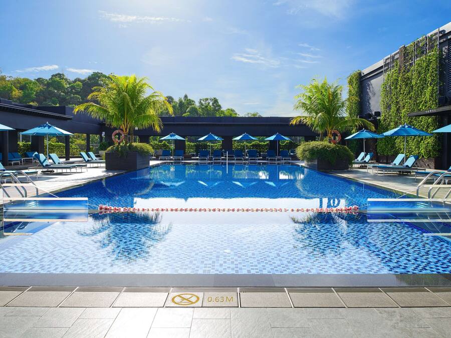 2 piscines extérieures, parasols de plage, chaises longues