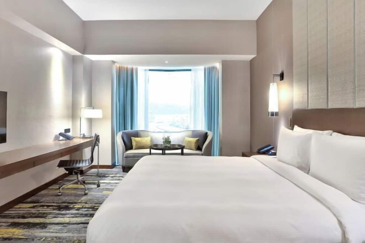 1 bedroom, hypo-allergenic bedding, minibar, in-room safe