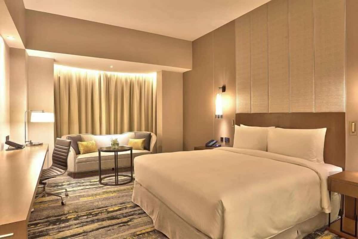 1 bedroom, hypo-allergenic bedding, minibar, in-room safe