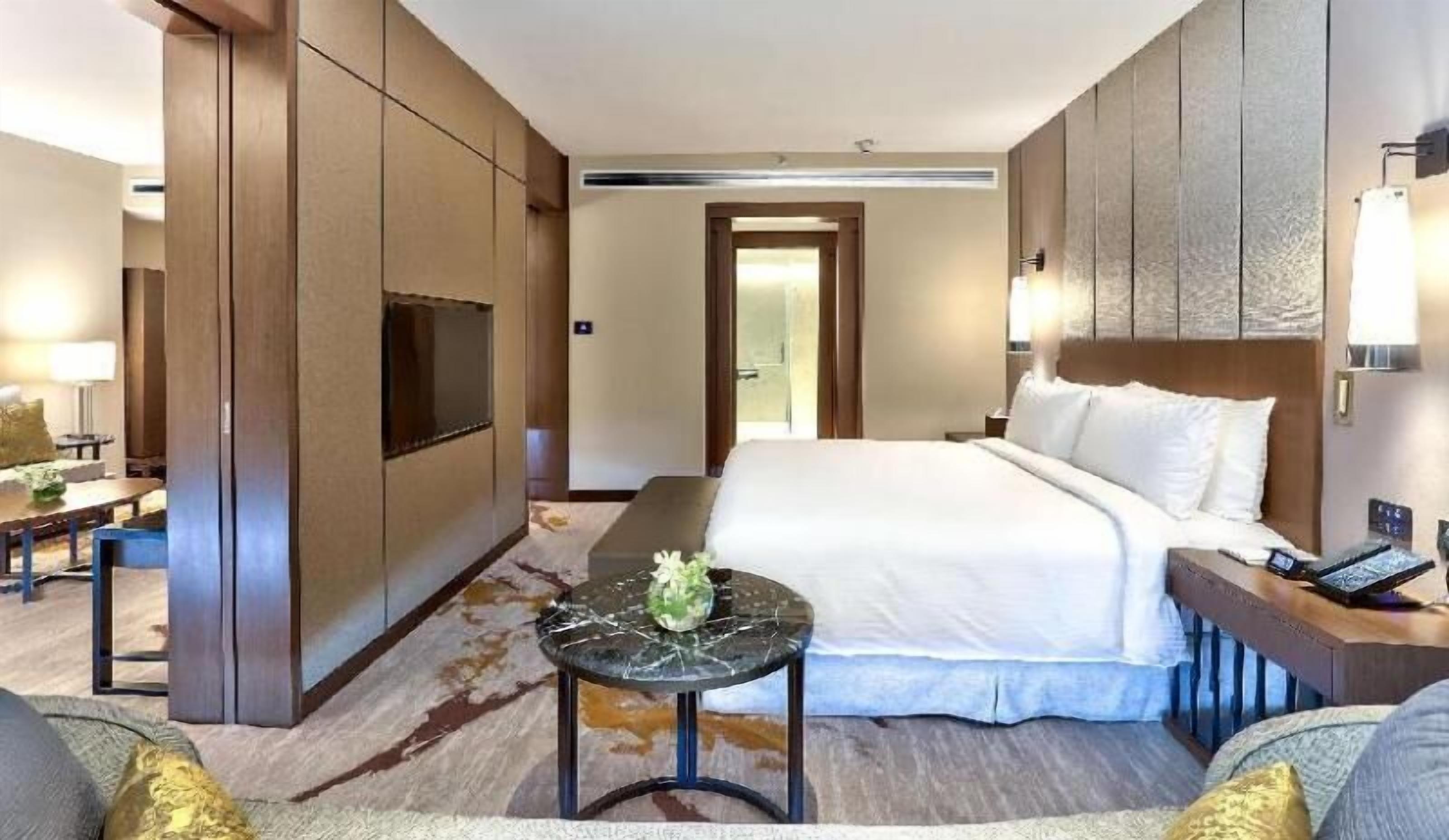 Hypo-allergenic bedding, minibar, soundproofing, iron/ironing board