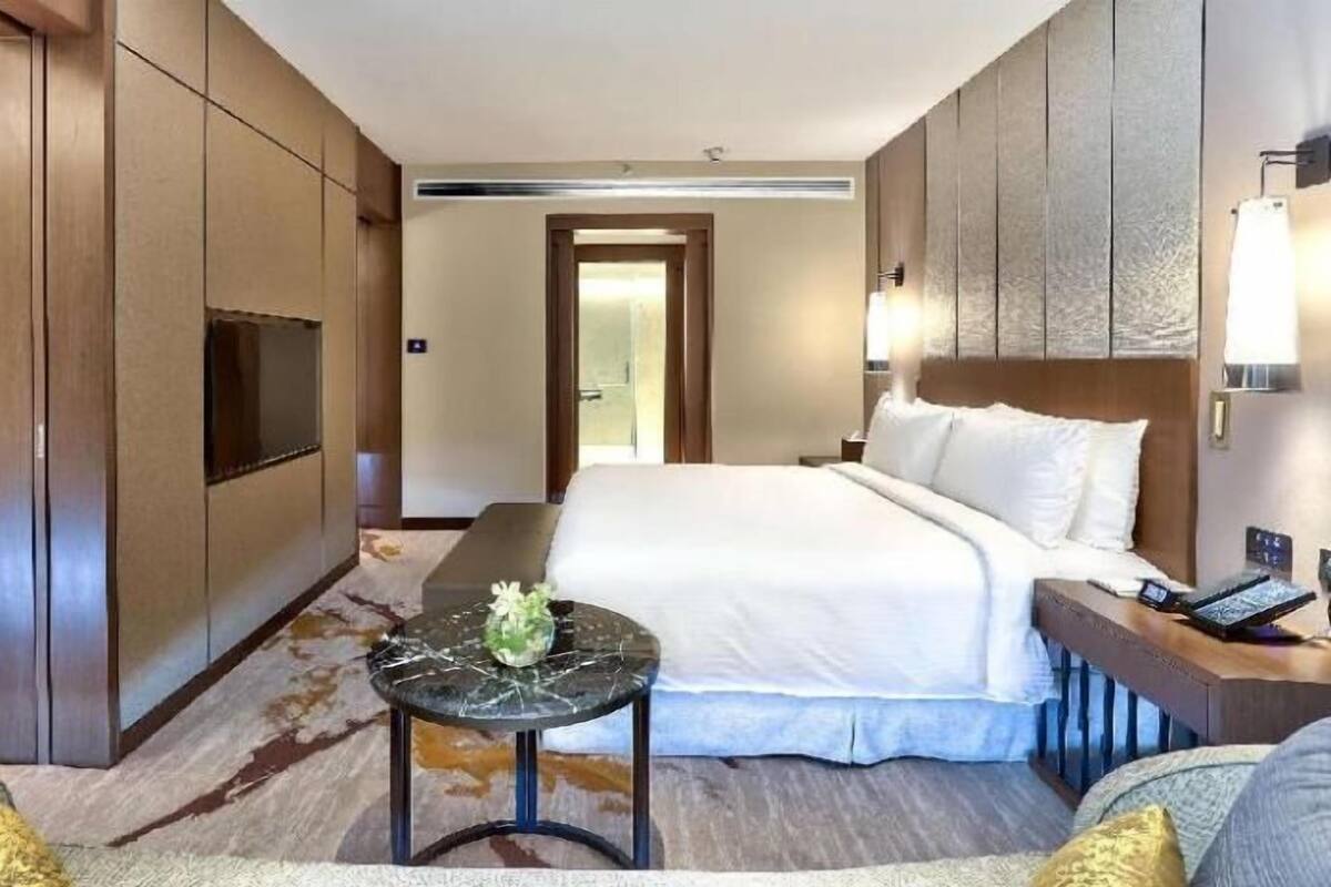 Hypo-allergenic bedding, minibar, soundproofing, iron/ironing board