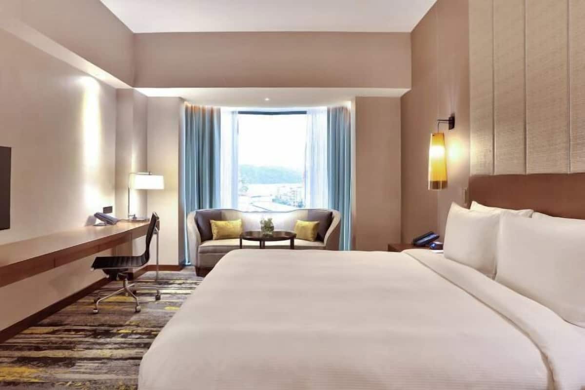 1 bedroom, hypo-allergenic bedding, minibar, in-room safe
