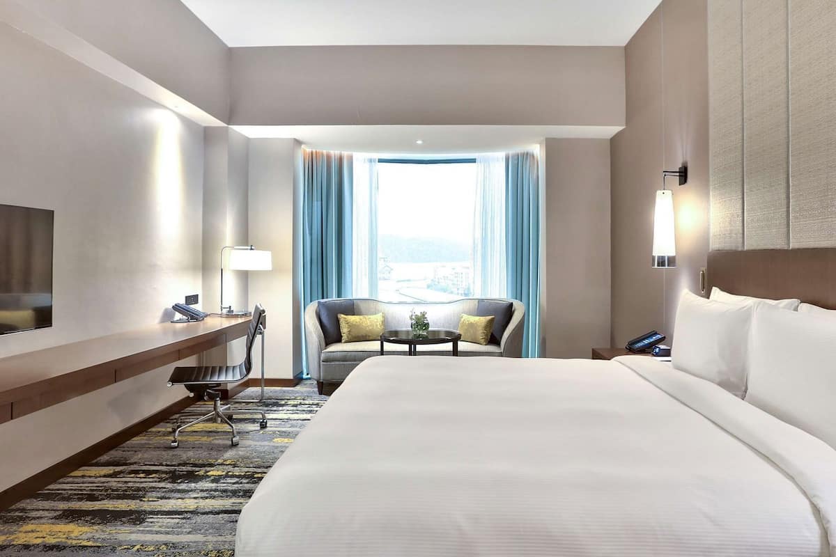 Hypo-allergenic bedding, minibar, soundproofing, iron/ironing board
