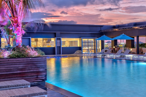 2 restaurants, breakfast, lunch, dinner served; international cuisine