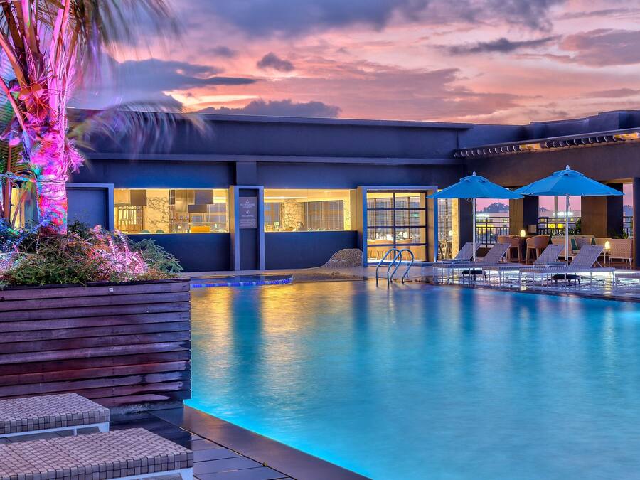 2 restaurants, breakfast, lunch, dinner served; international cuisine