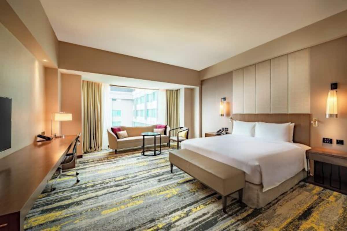 Hypo-allergenic bedding, minibar, in-room safe, blackout drapes