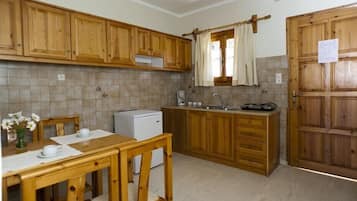 Fridge, stovetop, coffee/tea maker, electric kettle