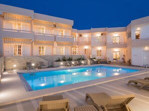 Utendørsbasseng, bassengparasoller og solsenger