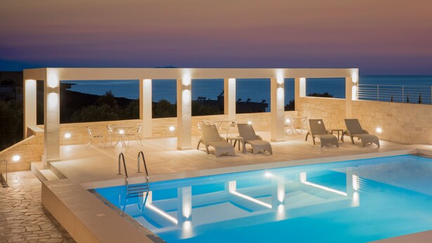 Ein Poolbereich mit Liegestühlen und einem Pool, mit Blick auf eine schöne Aussicht.