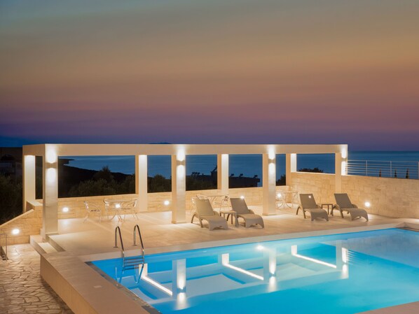 Outdoor pool, pool umbrellas, sun loungers - Villa Alexander (Chania)