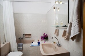 Dusj, hårføner og håndklær