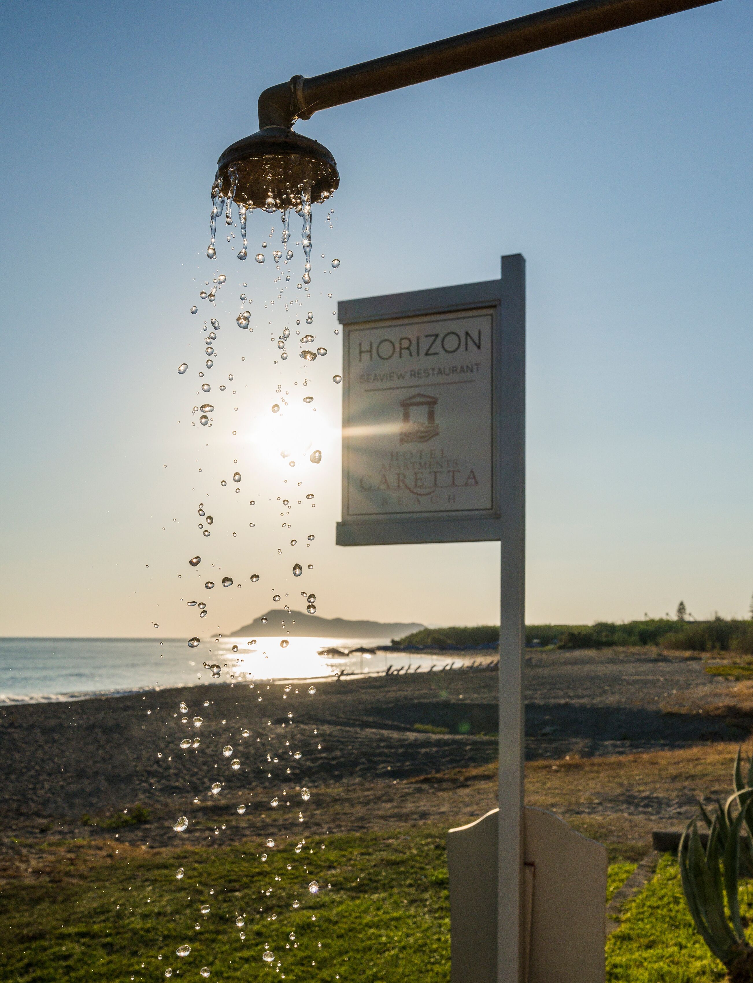 Une enseigne pour le restaurant Horizon Seaview, avec vue sur la plage et l’océan.
