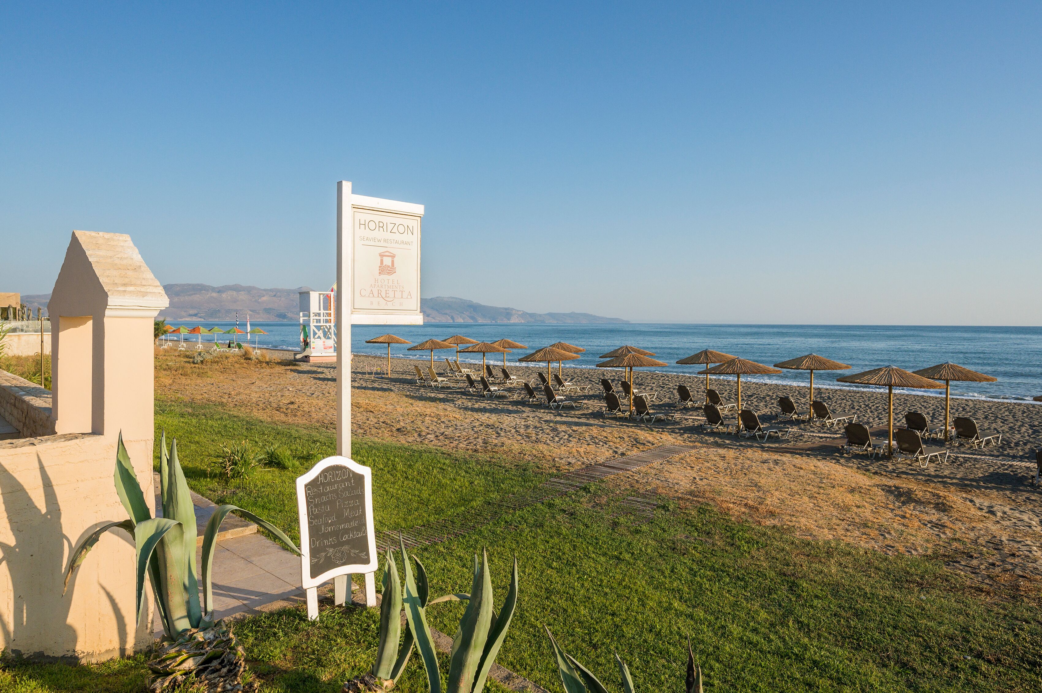 Un restaurante frente al mar con terraza y vistas al océano.
