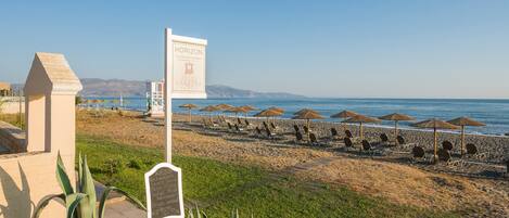 Un restaurante frente al mar con terraza y vistas al océano.