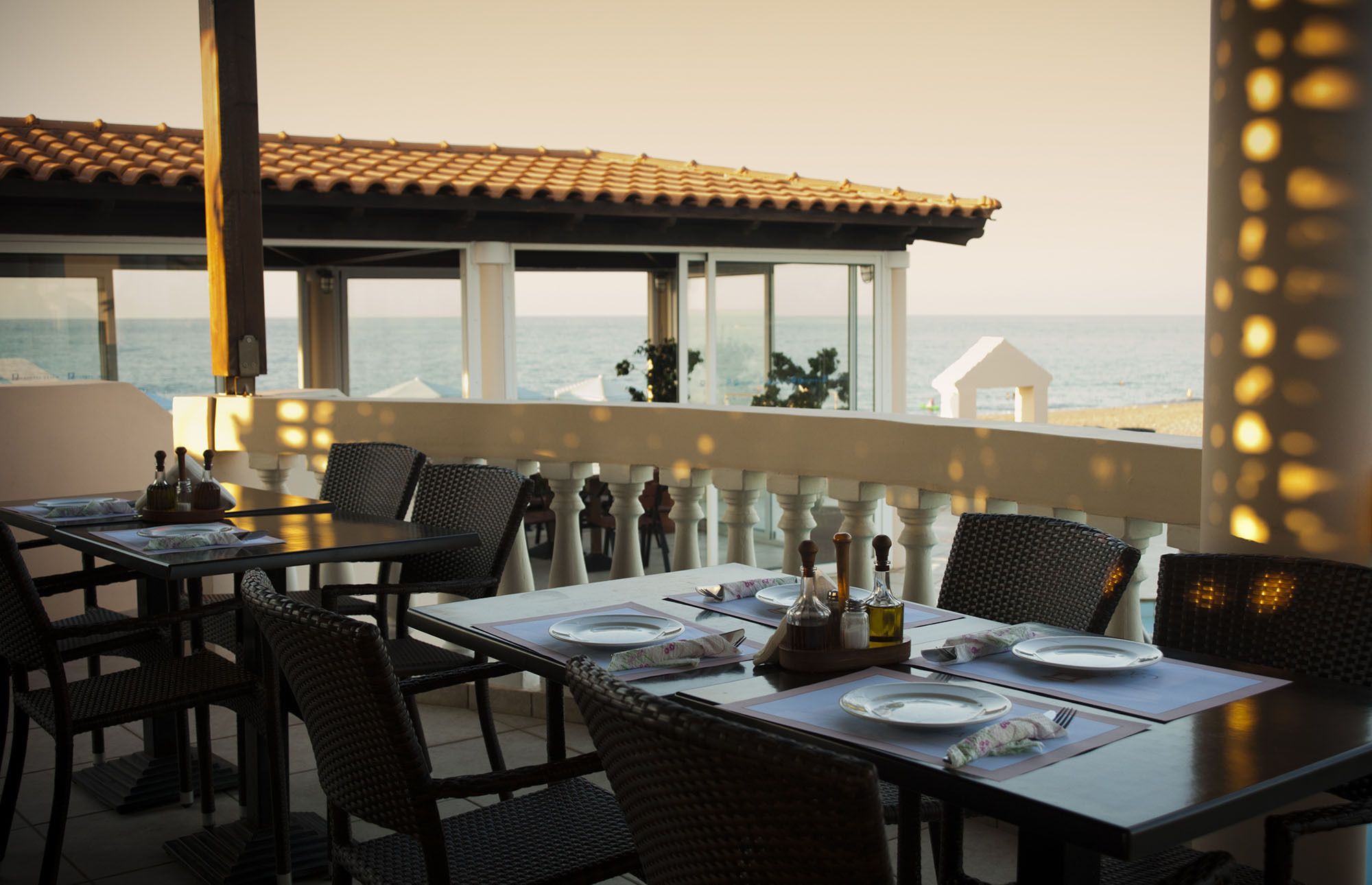 Un restaurante con mesas dispuestas para comer, con vistas al mar.
