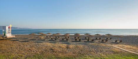 해변에 위치, 일광욕 의자, 비치 파라솔